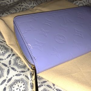AUTHENTIC LV zip up wallet